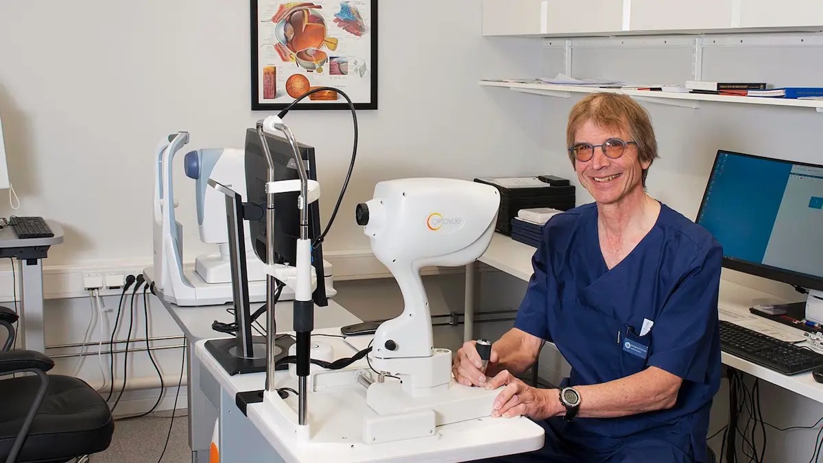 Optometrist Wolfgang Scherzer i prøverommet
